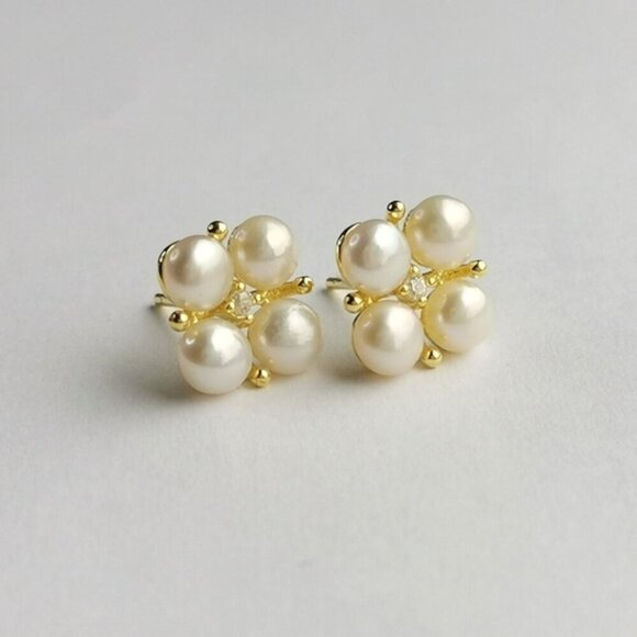 White cultured pearl stud earrings with white Sapphire in 14k gold - Picture 7 of 7